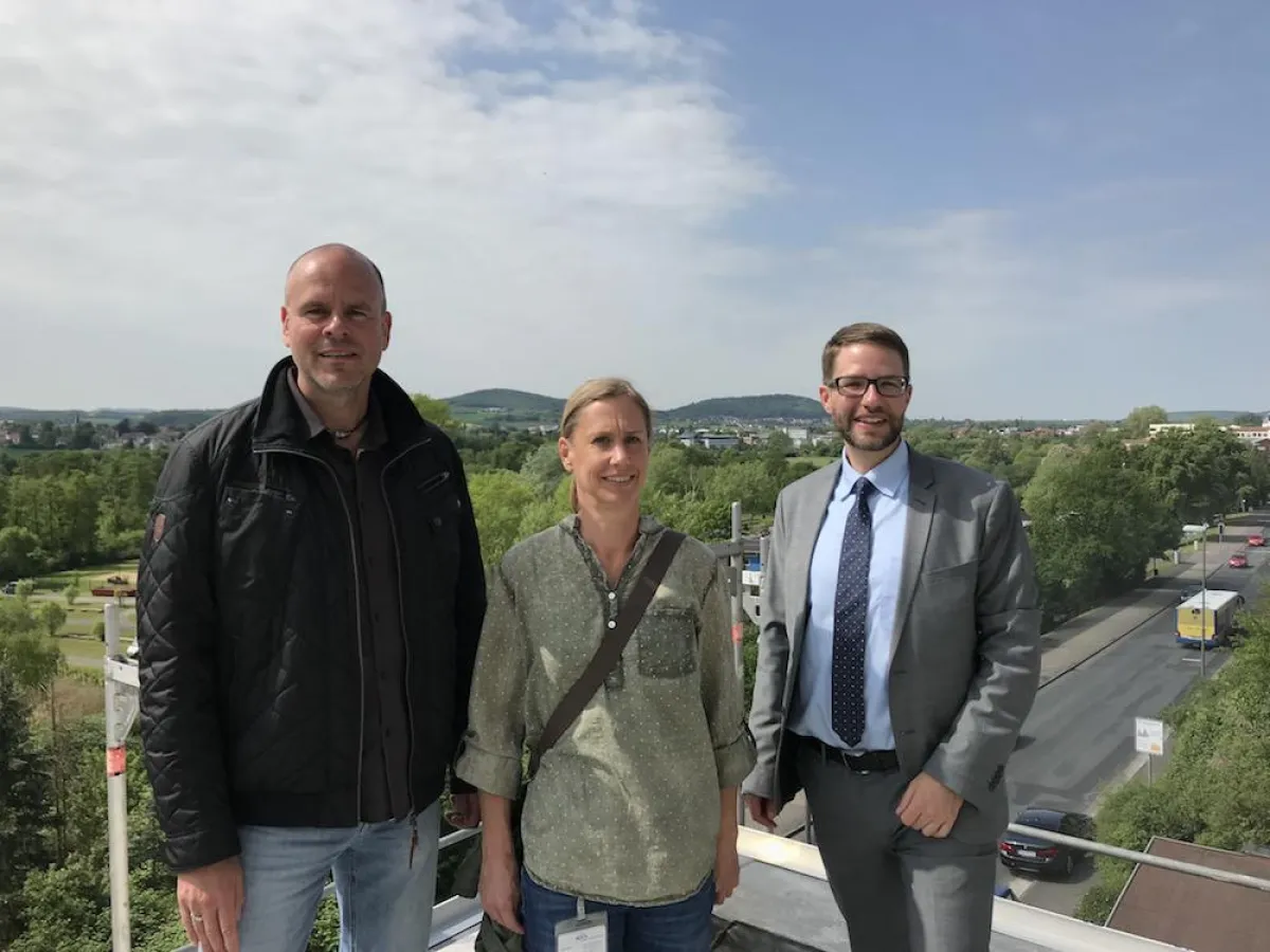 (v.l.n.r.) Initiator Bernd Weidmann, Linda Pollmann und Landrat Thorsten Stolz