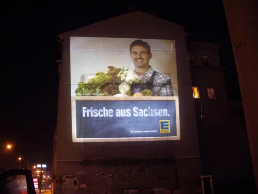 Bild: Neu und gigantisch: Lichtstarke Werbeprojektionen im Riesenformat für EDEKA
