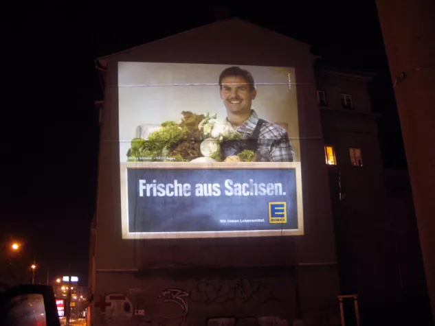 Bild: Neu und gigantisch: Lichtstarke Werbeprojektionen im Riesenformat für EDEKA