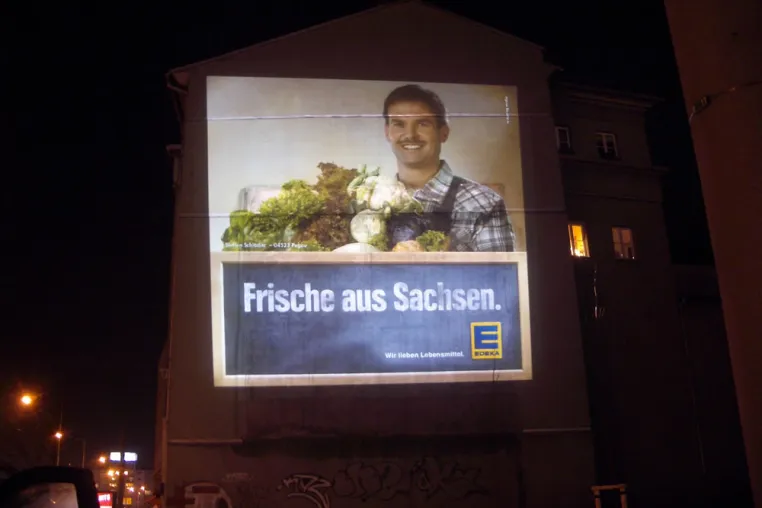 Bild: Neu und gigantisch: Lichtstarke Werbeprojektionen im Riesenformat für EDEKA