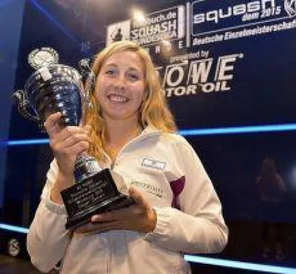 Bild: 2. DM-Titel im Squash für Sina Wall. IOS-Technik unterstützt seine Markenbotschafterin mit High-Tech-Einlagen.