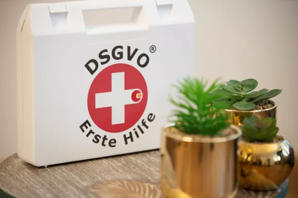 Bild: Echte Datenschutz Hilfe speziell für Einzelunternehmer und Kleinstfirmen – der DSGVO Erste Hilfe Koffer