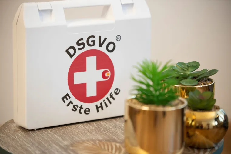 Echte Datenschutz Hilfe speziell für Einzelunternehmer und Kleinstfirmen – der DSGVO Erste Hilfe Koffer Bild: Echte Datenschutz Hilfe speziell für Einzelunternehmer und Kleinstfirmen – der DSGVO Erste Hilfe Koffer
