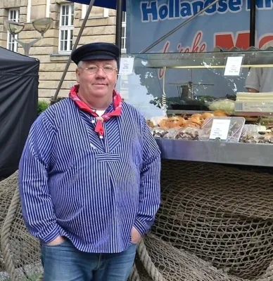 Bild: Matjes satt in Neuss: Dr. Jörg Geerlings eröffnet die „Matjes-Tage“ in der Neusser Fußgängerzone