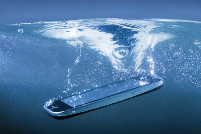 Bild: Wasserschaden am Smartphone, wie verhalte ich mich richtig?