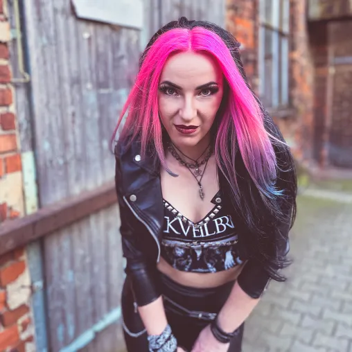 Bild: Claudia Kurver veröffentlicht mit "Wo ist die Zeit" die erste Single aus dem kommenden Album "Leichtmetall" 
