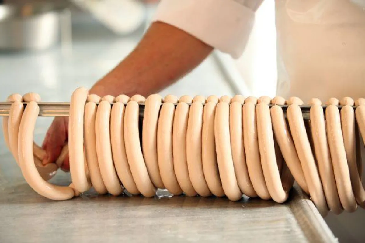 Deutschlands Metzger machten im vergangenen Jahr mit Fleisch und Wurst rund 15,8 Mrd. Euro Umsatz