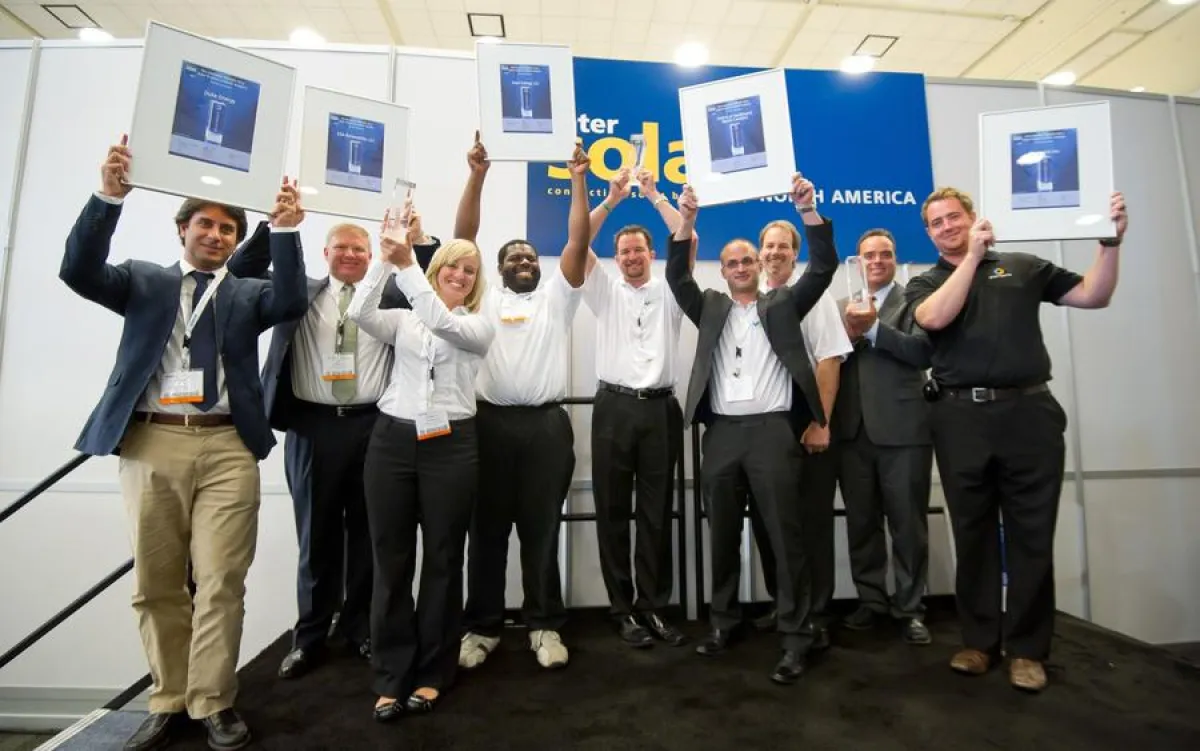 Oliver Kreis, Senior Engineer Ritter Group USA, (4. v.rechts) nimmt den Intersolar Award entgegen.