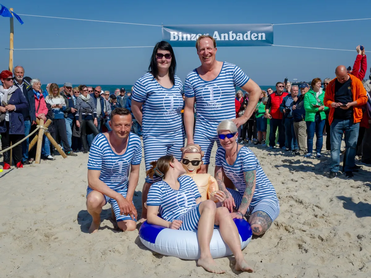 Das traditionelle Anbaden zur Saisoneröffnung ist ein Riesenspaß für Teilnehmer und Schaulustige.  (© OAR_MP)