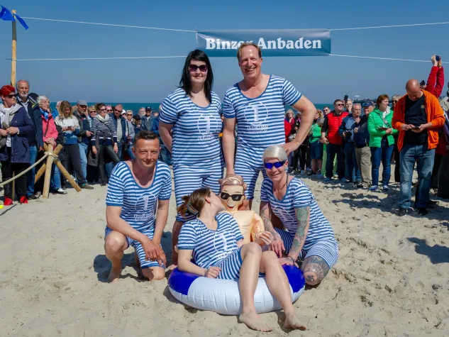 Bild: Spritziges Anbaden zur Saisoneröffnung in Binz