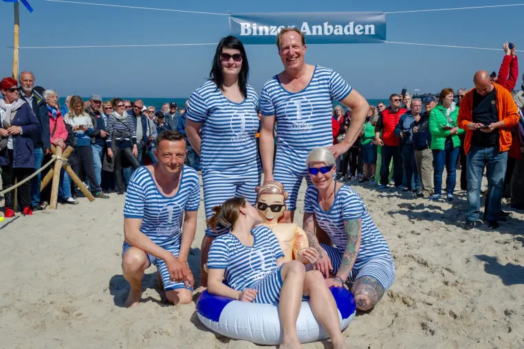 Spritziges Anbaden zur Saisoneröffnung in Binz Bild: Spritziges Anbaden zur Saisoneröffnung in Binz