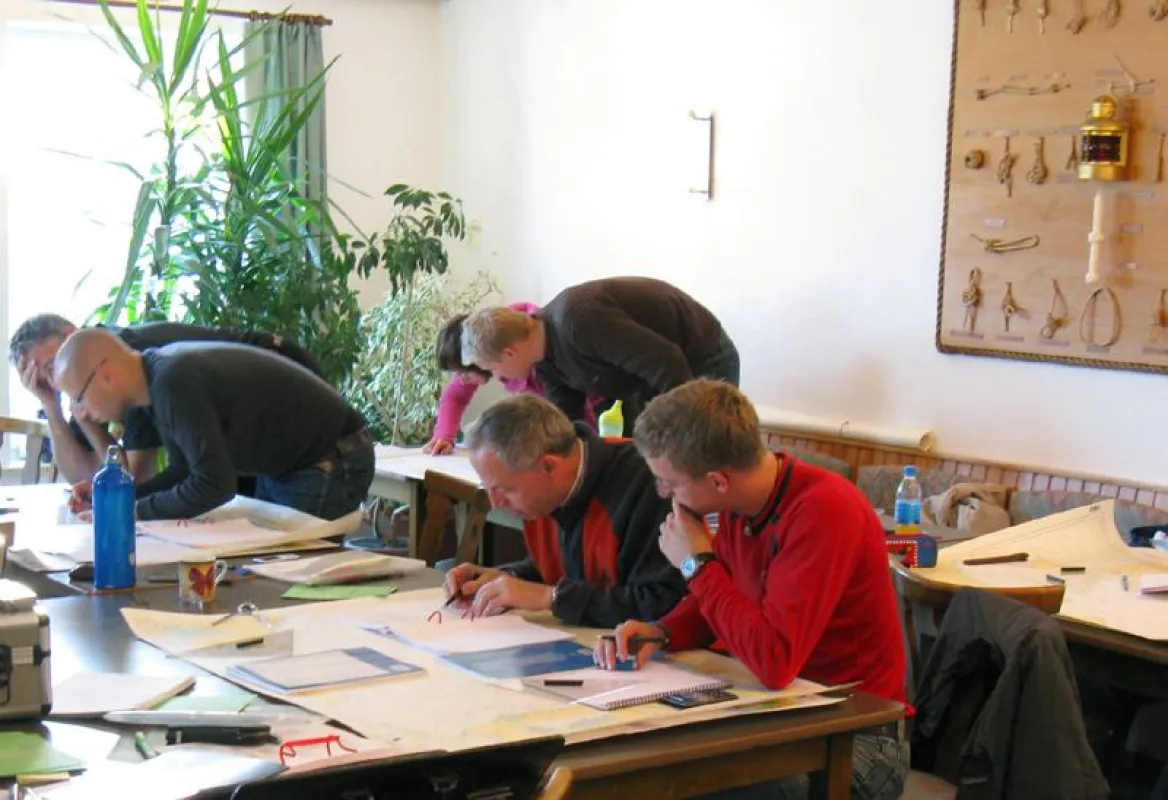 Konzentriertes Arbeiten im Theoriekurs für den Sportseeschifferschein