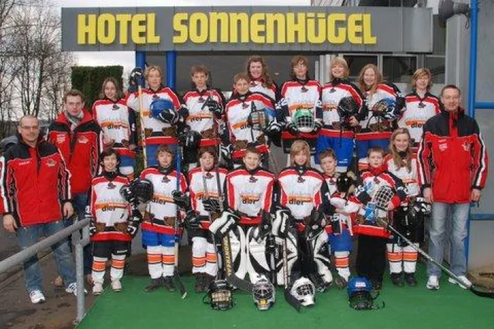 Das Hotel Sonnenhügel ist Hauptsponsor beim Eishockey Nachwuchsturnier Bild: Das Hotel Sonnenhügel ist Hauptsponsor beim Eishockey Nachwuchsturnier