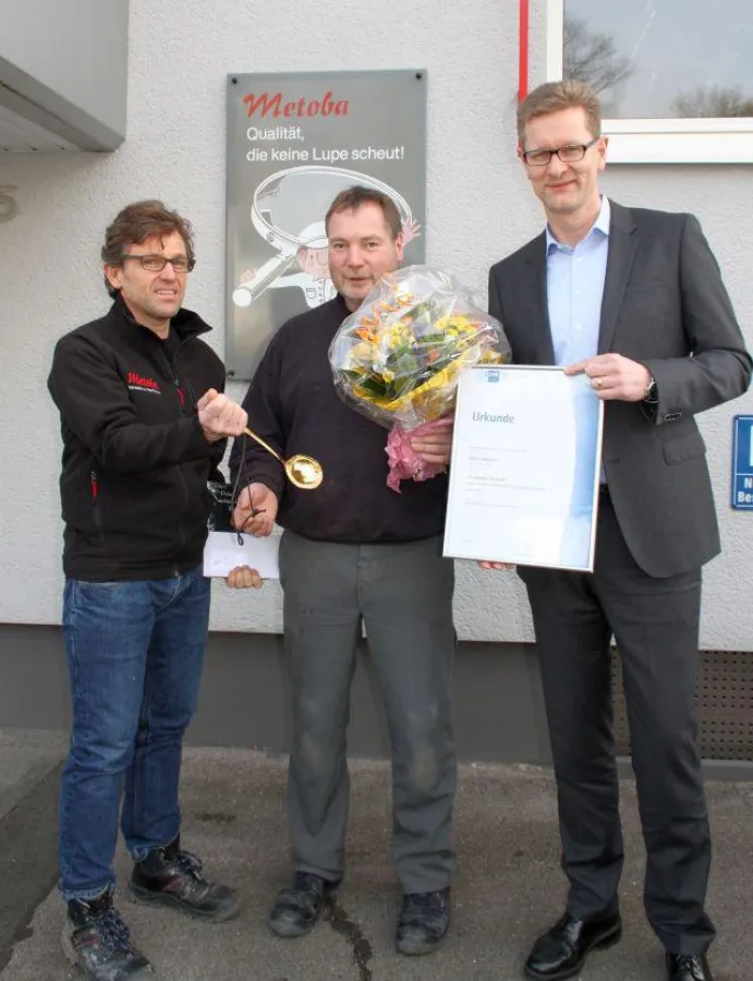 Die Geschäftsführer Th. Hering (l.) und Dr. S. Hering (r.) gratulierten St. Holzapfel