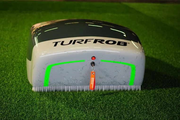 Funk-Roboter der FH Dortmund reinigt Kunstrasen von Sportplätzen Bild: Funk-Roboter der FH Dortmund reinigt Kunstrasen von Sportplätzen