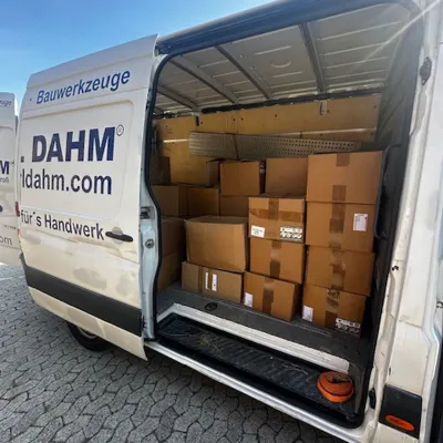 Bild: Karl Dahm unterstützt Balkanhilfe “Junge Leute Helfen” mit Kleiderspenden