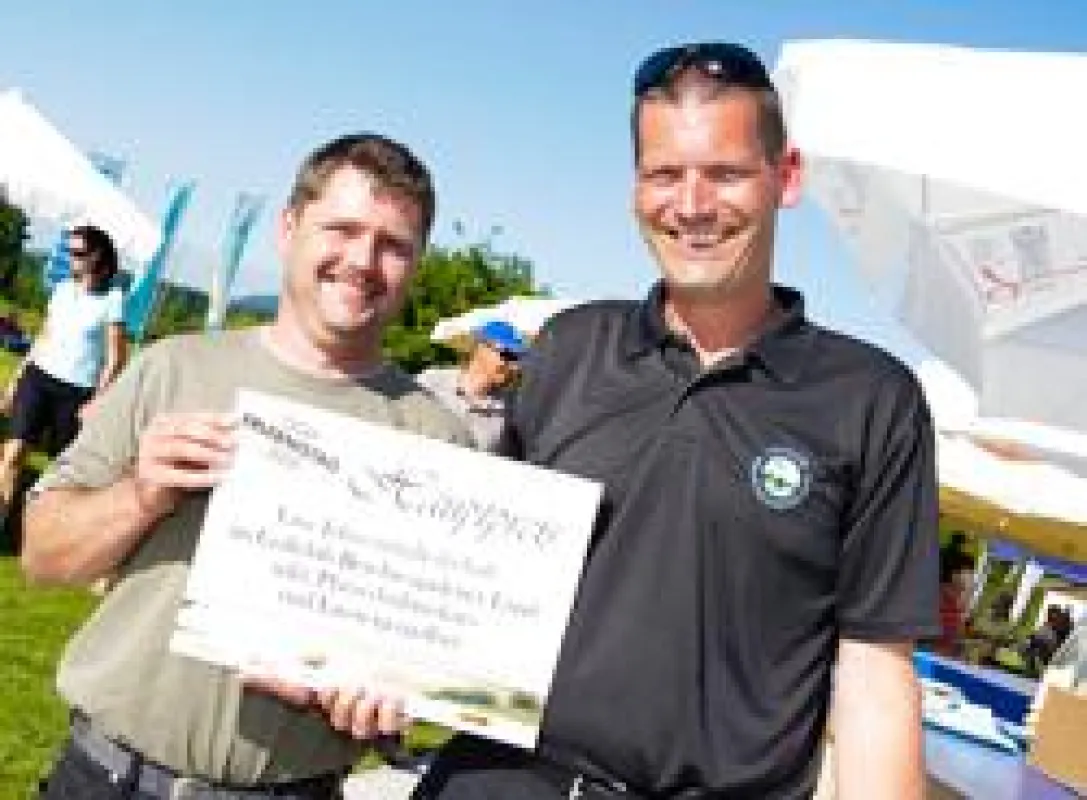Der Gewinner des Hauptpreises, Helmut Bauer, mit dem Clubmanager Mark Niendorf.