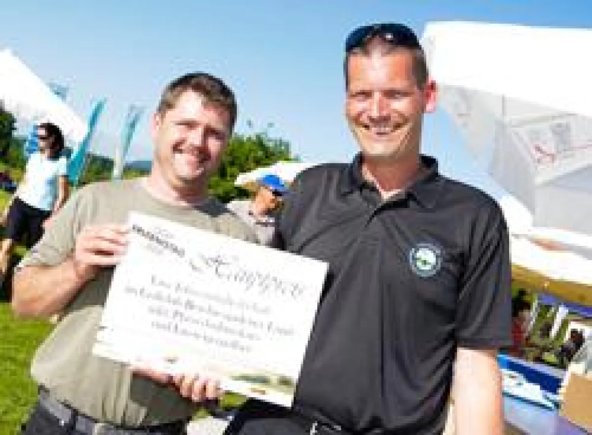 Der Gewinner des Hauptpreises, Helmut Bauer, mit dem Clubmanager Mark Niendorf.