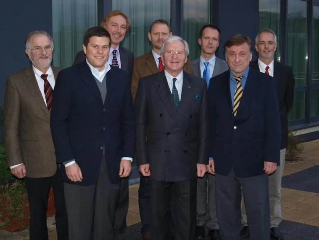 Der neue Vorstand und Aufsichtsrat der Unipor-Ziegel-Gruppe (von li. nach re.): R. Nothdurft, Th. Bader, A. Hörl, R. Bax, K. Bader (Vorstandsvorsitzender), Dr. Th. Fehlhaber (Geschäftsführer), K. Geri