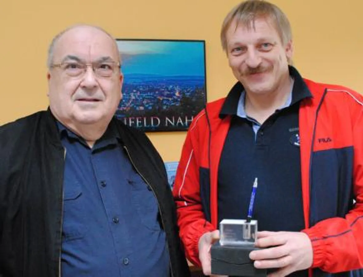 Emil Morsch, Gründer der Stefan-Morsch-Stiftung, dankte Markus Bender aus Blieskastel für seine Hilf