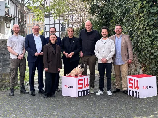 Bild: NRW-Wirtschaftsministerin Neubaur besucht HSHL-Forschungsprojekt zu Augmented-Reality-Navigation