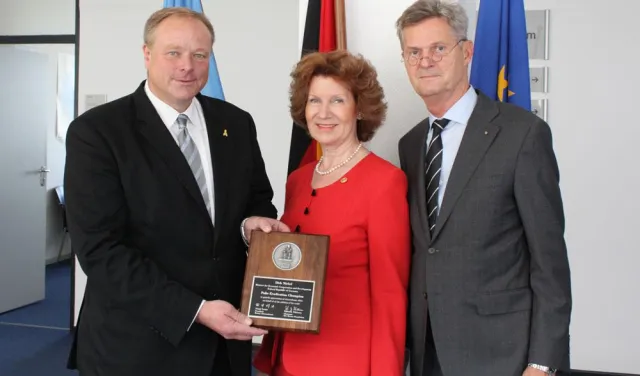 Bild: Rotary ehrt Bundesminister Niebel mit Polio Eradication Champion Award