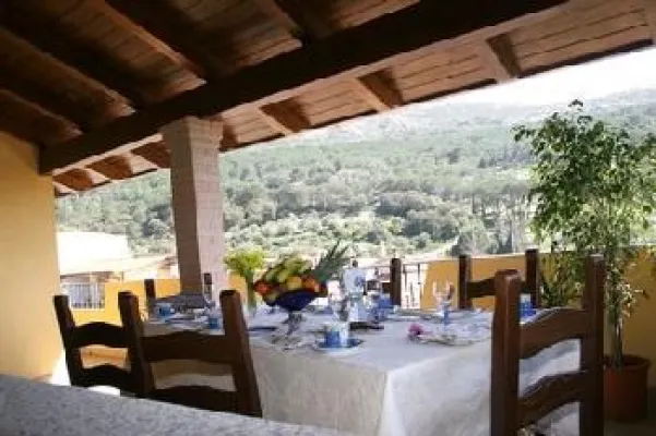 Bild: Faszination Sardinien: Sardinia Natour empfiehlt einen eleganten Bed and Breakfast zwischen Bergen und Meer