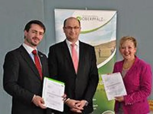 Bild: Staatssekretär Albert Füracker übergibt Förderbescheid an Regionalmarketing Oberpfalz