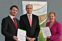 Bild: Staatssekretär Albert Füracker übergibt Förderbescheid an Regionalmarketing Oberpfalz