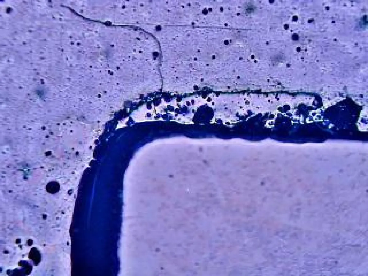 Das Bild zeigt ein OCR mit deutlichen Qualitätsunterschieden im verklebten Bereich (dunkler Balken).