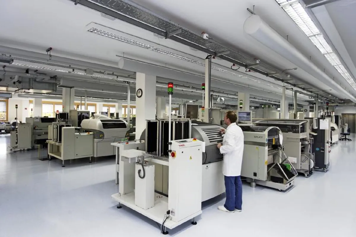 Fertigung von SMD-Bauteilen (Surface Mounted Device) bei der TQ-Gruppe