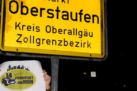 Bild: Team Spirit of Frankfurt am Main zeltet im Schnee und trifft das Organisationskomitee der Allgäu-Orient-Rallye