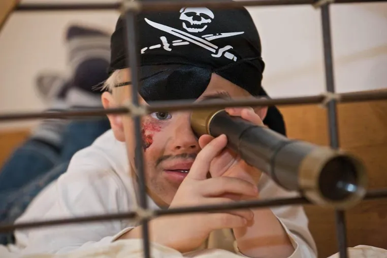 Bild: In den Fußstapfen von Sherlock Holmes und Co. durch den Piratenstützpunkt Port Royal im Heide-Park Resort