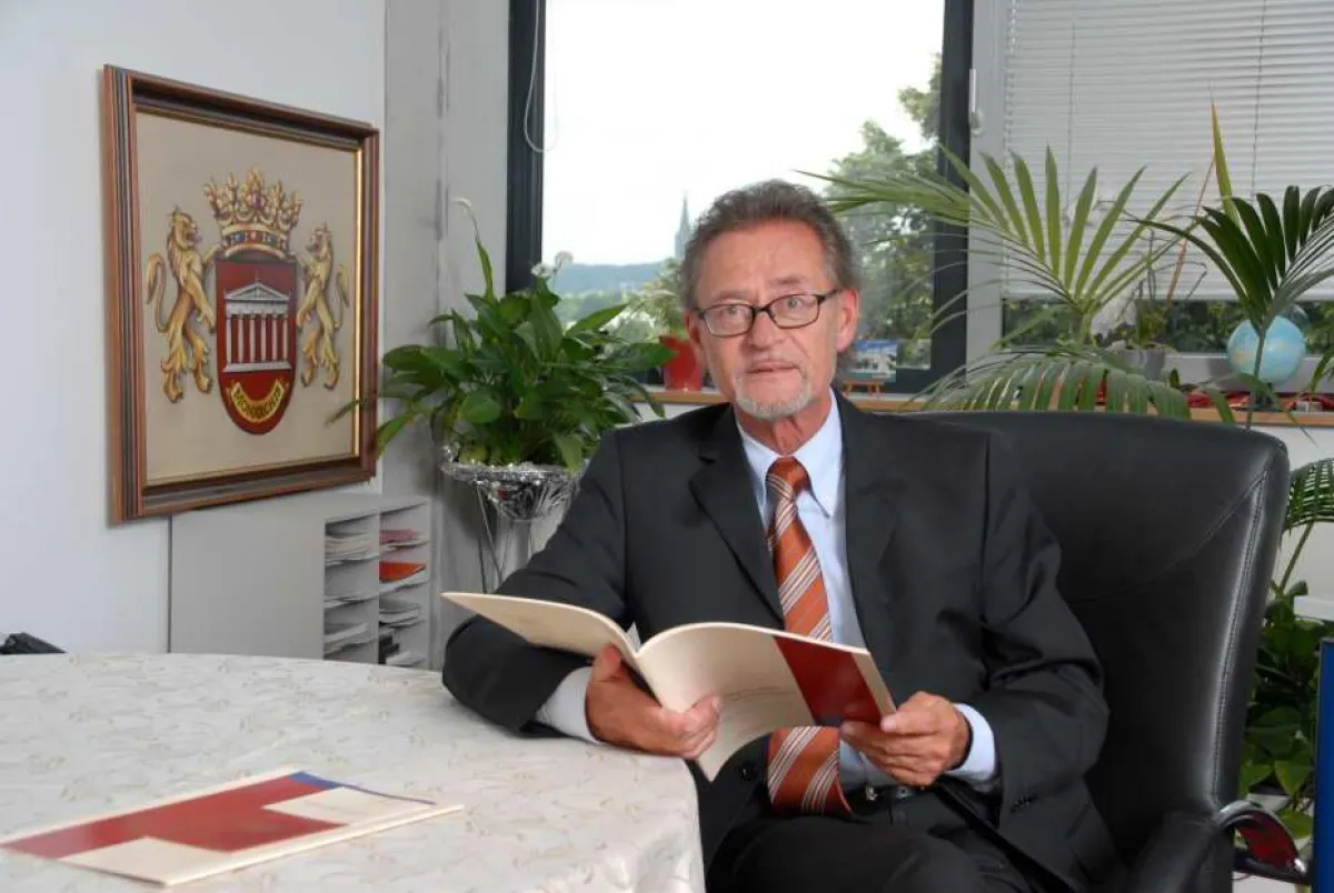 Als Pressesprecher ist Wolf-Dieter Guip seit Juni 2008 bei der Monarchis Grundbesitzgesellschaft mbH in Neu-Ulm für die Bereiche Presse- und Öffentlichkeitsarbeit sowie Investor Relations verantwortli