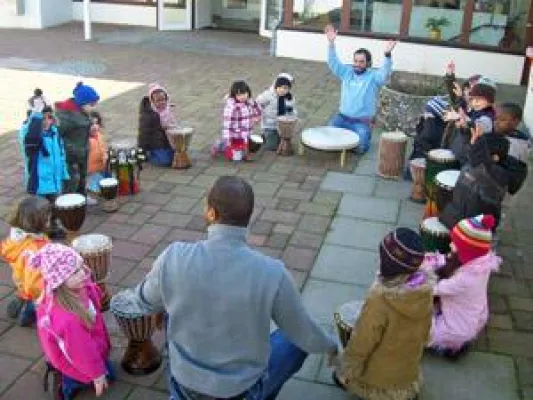 Weltspieltag 2010 - Trommelwirbel der WABE-Kita Dringsheide im Hamburger Rathaus Bild: Weltspieltag 2010 - Trommelwirbel der WABE-Kita Dringsheide im Hamburger Rathaus