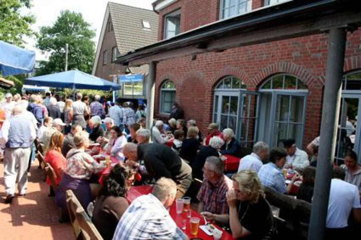 Die Besucher lassen es sich schmecken im Hof der Dittchenbühne. - Foto: Forum Baltikum-Dittchenbühne