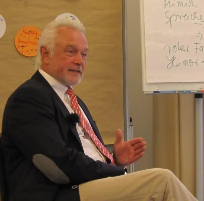 Bild: FDP-Fraktions-Chef Wolfgang Kubicki zeigte Jugendlichen Tricks beim Reden