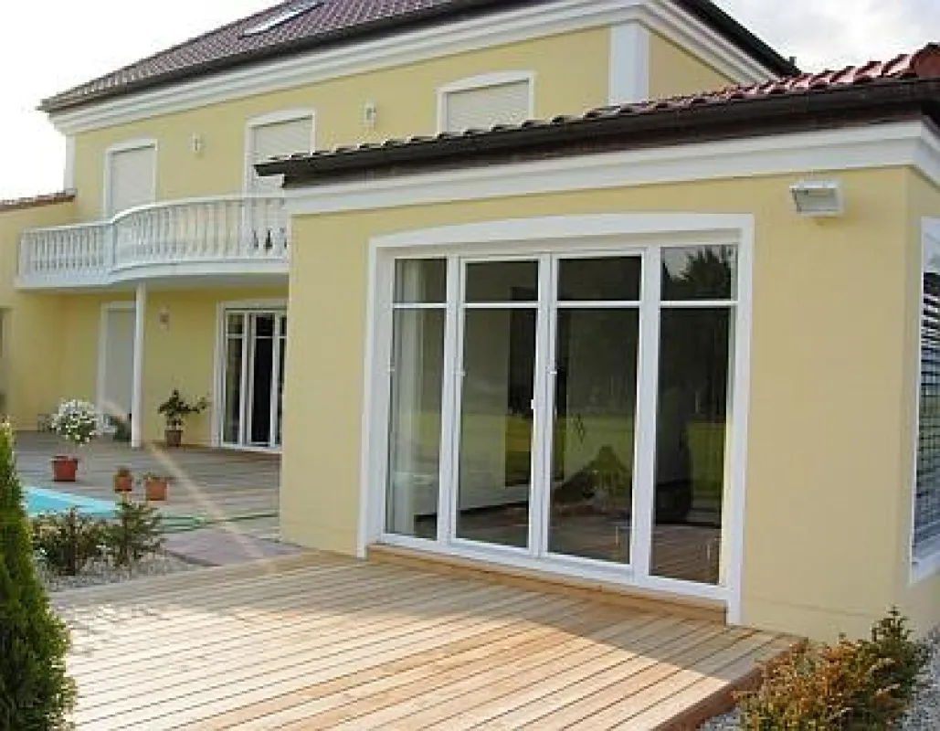 Mit integriertem Bürobereich, Freisitz, großzügiger Terrasse und Swimming-Pool verbreitet die Villa „Massimo“ gleichermaßen urbanes und mediterranes Flair.