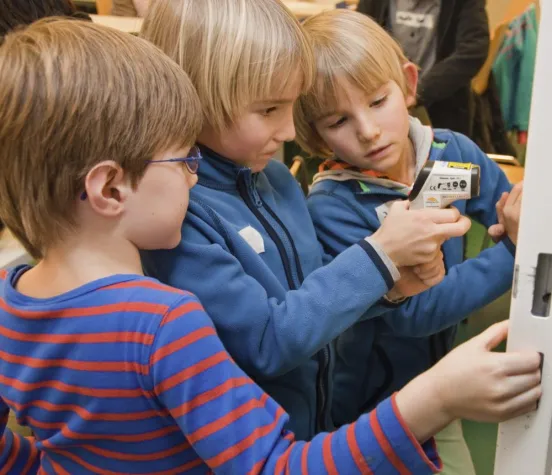 Bild: Junge Zimmerwetter-Forscher