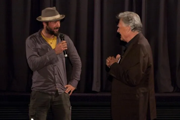 Bild: Cornelius Plache erhält bei Ballhaus-Preisverleihung Gutschein für d. Benutzung einer Filmkamera von Band Pro