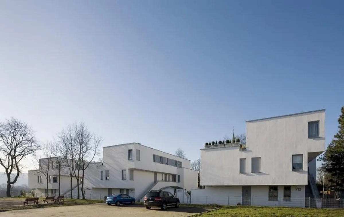 Wohnanlage in Bochum: Trotz der identischen Gestaltung der drei Häuser wirkt das Erscheinungsbild der Wohnanlage nicht monoton. Foto: UNIPOR, München.