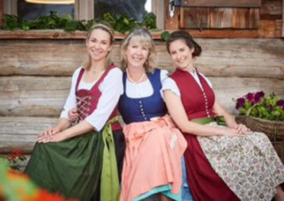 Bild: Dirndl und Lederhose: Spagat zwischen Tracht und Kitsch