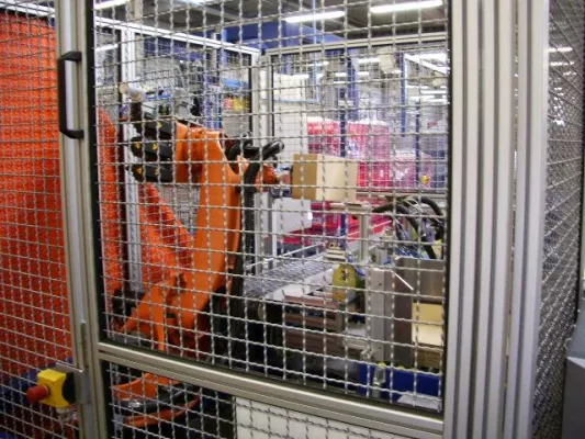Bild: Spezialist für Mischkartons - Kartonaufrichter von de Man packt Lunchpaket auf der Anuga FoodTec
