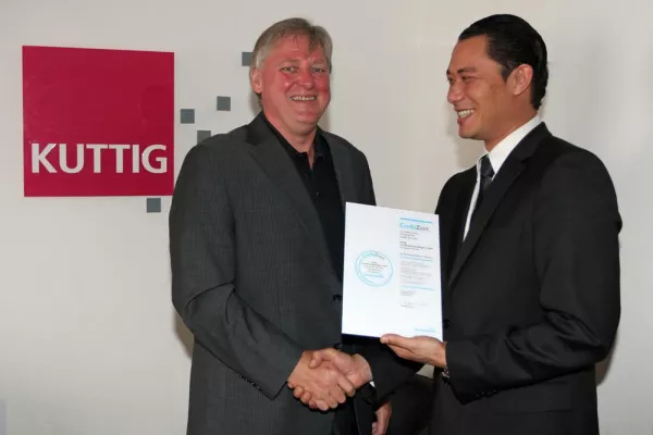 Bild: Verleihung des CrefoZert an die Firma Kuttig Computeranwendungen GmbH