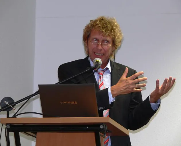 Bild: Prof. Dr. Bernd Raffelhüschen stellte seinen Glücksatlas Deutschland auf dem Campus der EUFH in Neuss vor