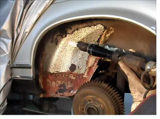 Mit Sprengkraft und Lärm rückt das Aachener Unternehmen HTCW verschmutzten Oberflächen auf den Leib Bild: Mit Sprengkraft und Lärm rückt das Aachener Unternehmen HTCW verschmutzten Oberflächen auf den Leib