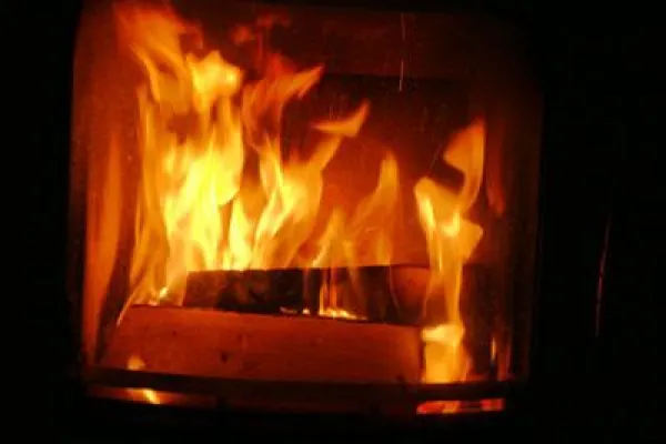 Bild: Umweltfreundlich heizen mit Holz -Tipps für ein sauberes Kaminfeuer