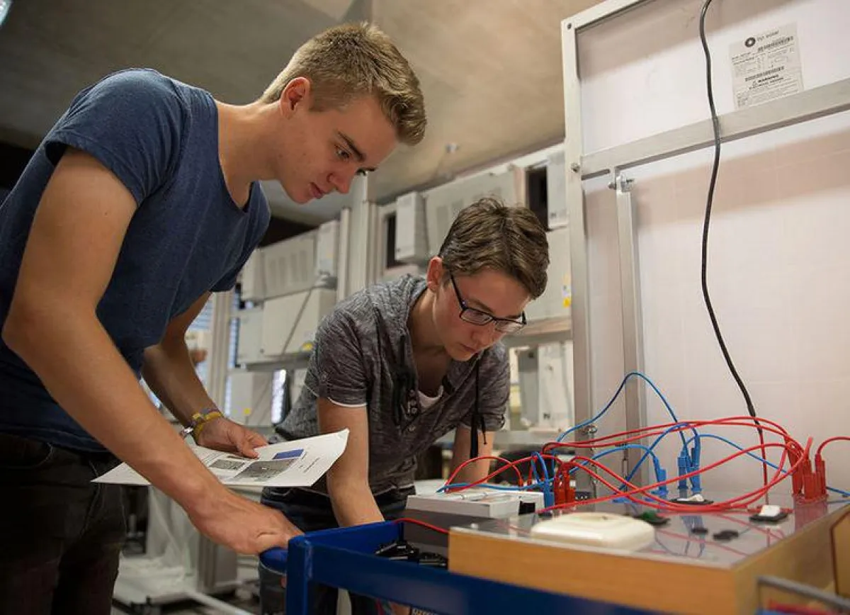 Sommerschule auf dem Wernigeröder Campus: Programmieren, löten, messen. Quelle: Hochschule Harz
