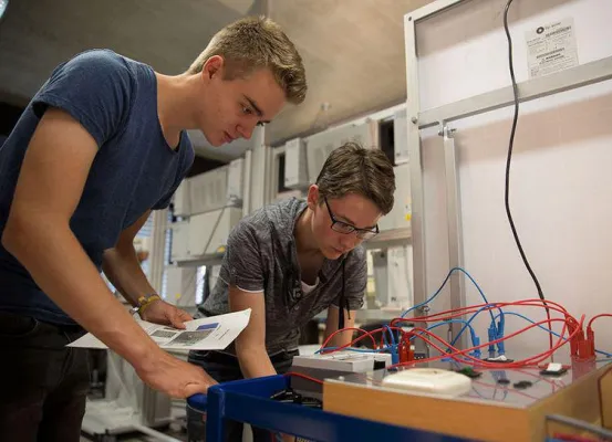 Jugendliche testen das Studieren in den Laboren der Hochschule Harz Bild: Jugendliche testen das Studieren in den Laboren der Hochschule Harz