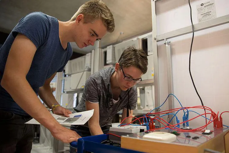 Bild: Jugendliche testen das Studieren in den Laboren der Hochschule Harz
